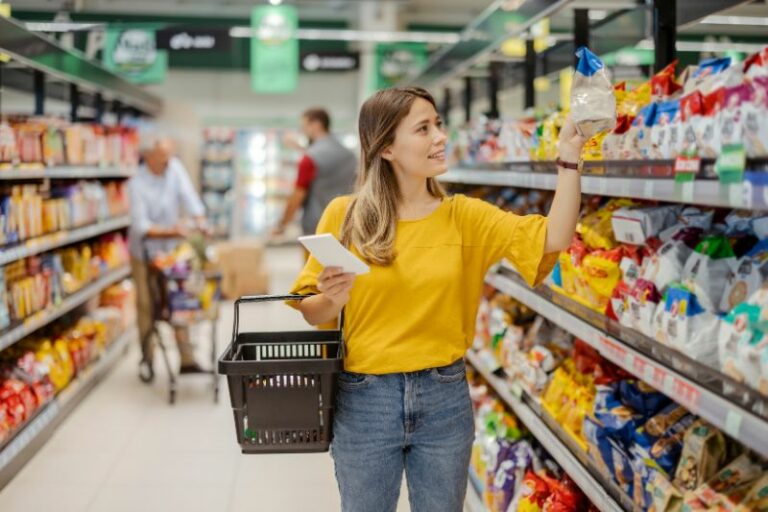 Mujer comprando en supermercado