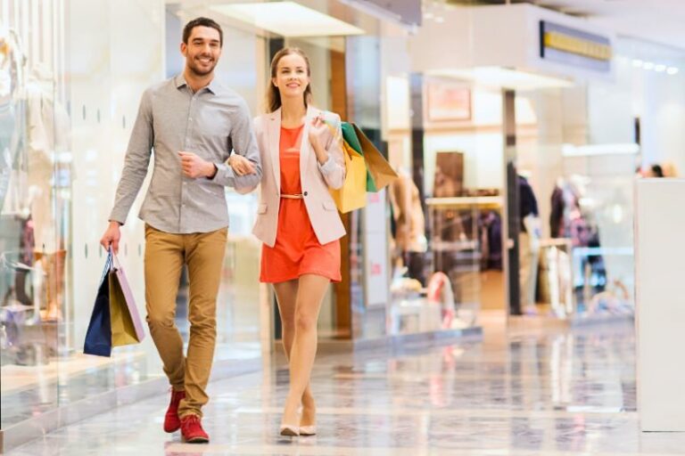 Hispanos caminando en un centro comercial