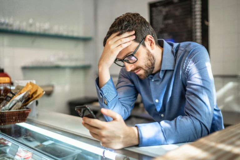 Hombre preocupado frente a su celular